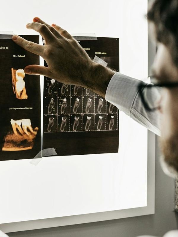 Dentista analisando radiografias.